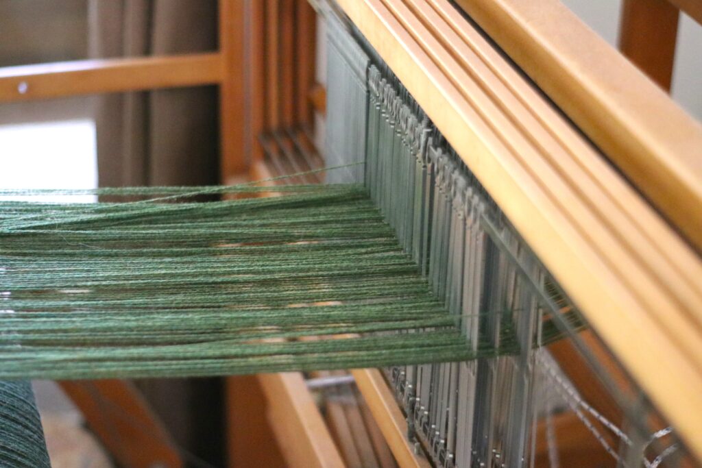 warp yarns on a weaving loom