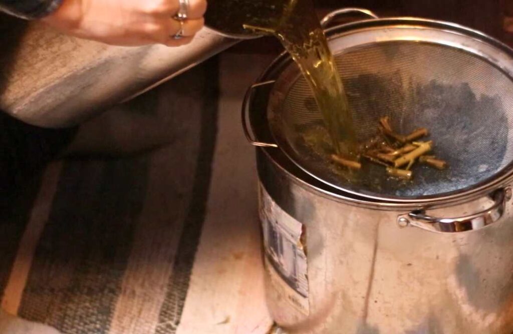 straining a weld dyebath