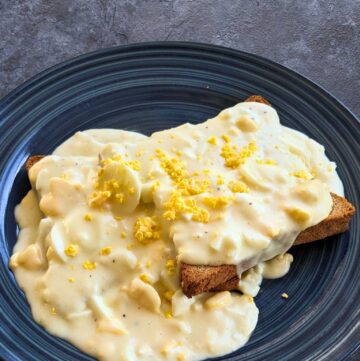 a plate of creamed eggs on toast